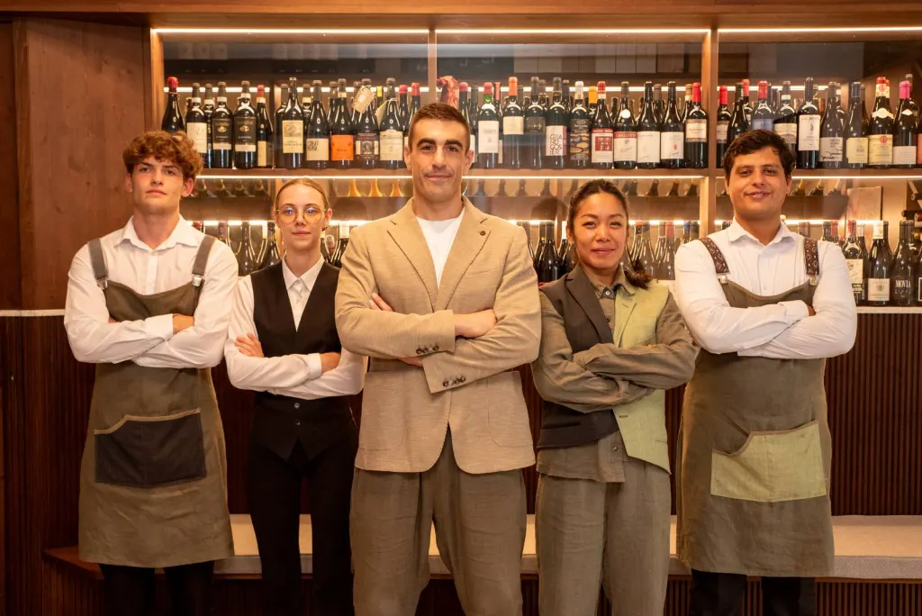 Il team di sala del NIN davanti alla cantina