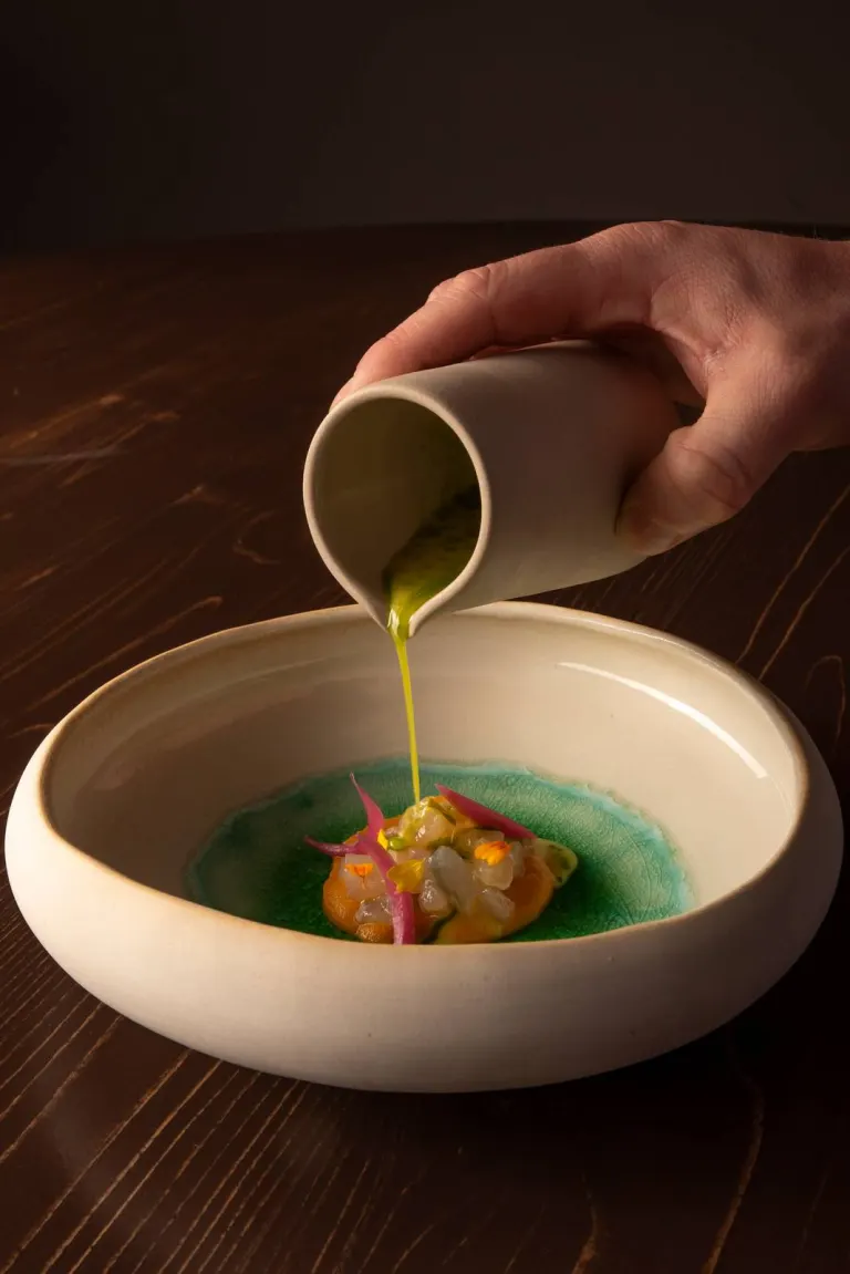 Ceviche di siluro: il condimento versato al tavolo
