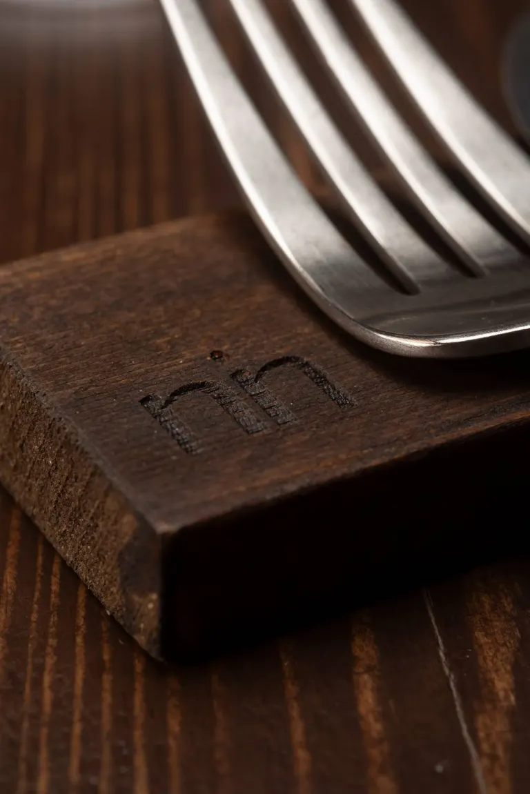 Il logo NIN inciso sul poggiaposate