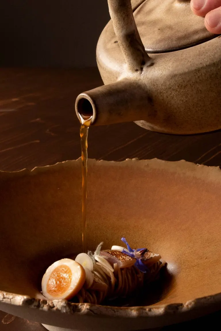 Il dashi versato sul ramen alla torbolana