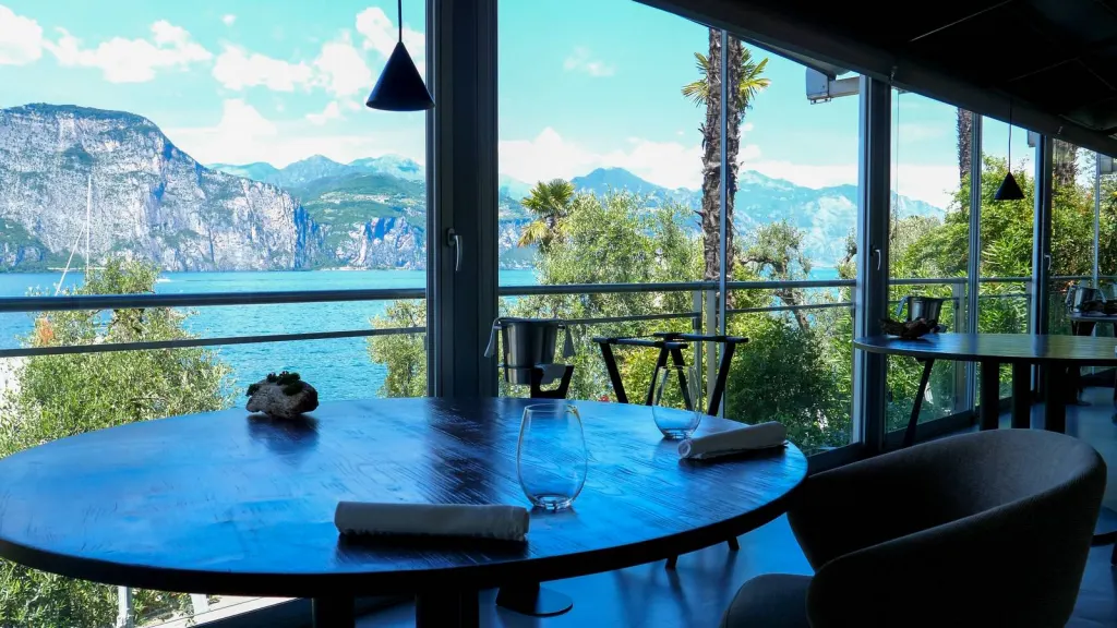 Tavolo del NIN affacciato sul Lago di Garda