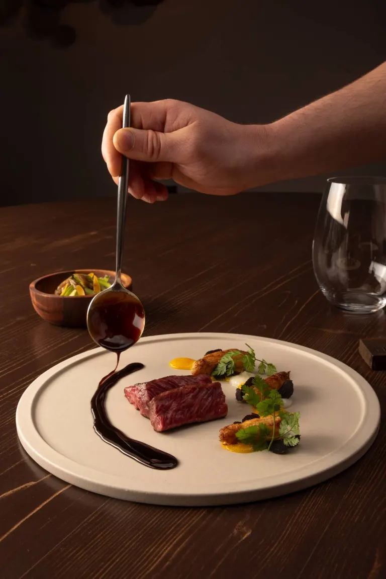 Wagyu e asparagi: la salsa al tavolo